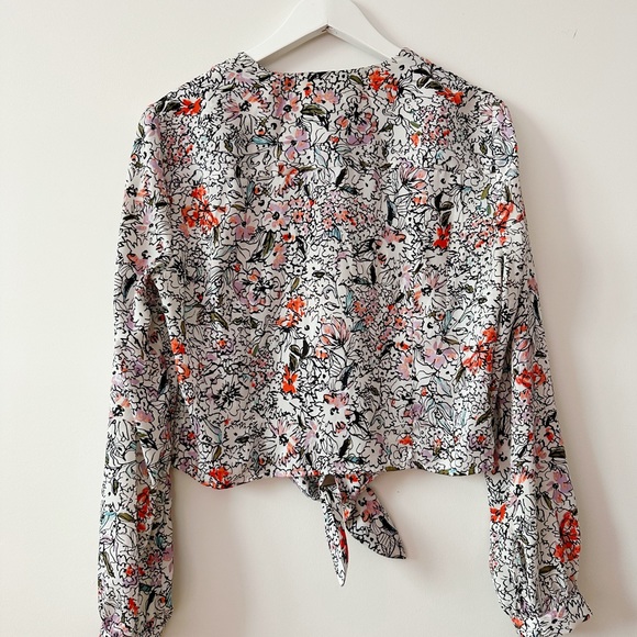 ⛱️ 2/20$ GUESS Women's Blouse Small Floral Print Button Tie Front - Picture 12 of 12